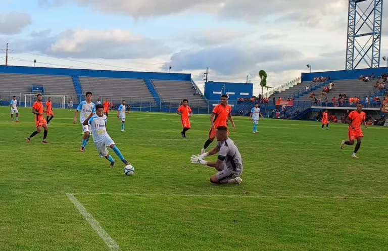 Atacante mucajaiense Quinha tenta vencer o goleiro do Manauara, Gabriel Félix, ex-Vasco da Gama. Crédito: João Paulo Oliveira/São Raimundo