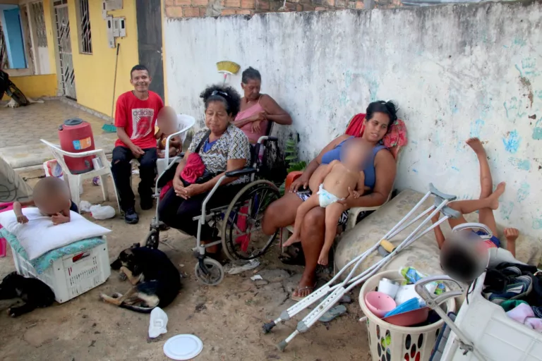 A família permenece na frente do terreno onde acontecia a invasão (Foto: Wenderson Cabral/FolhaBV) 