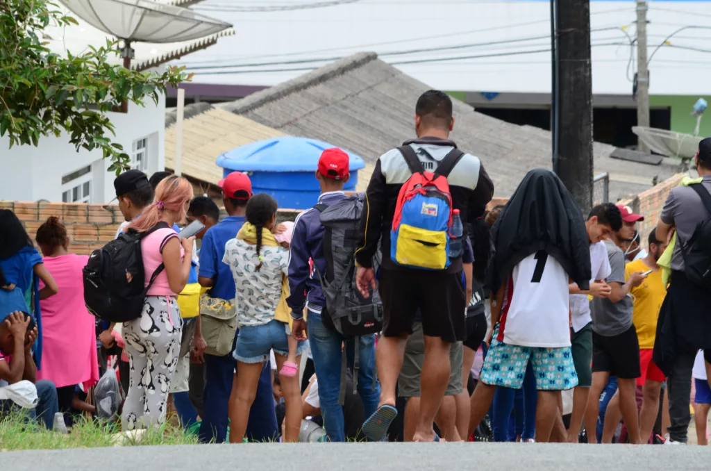 Migrantes relatam atendimento reduzido em posto de triagem após corte de verbas na ONU