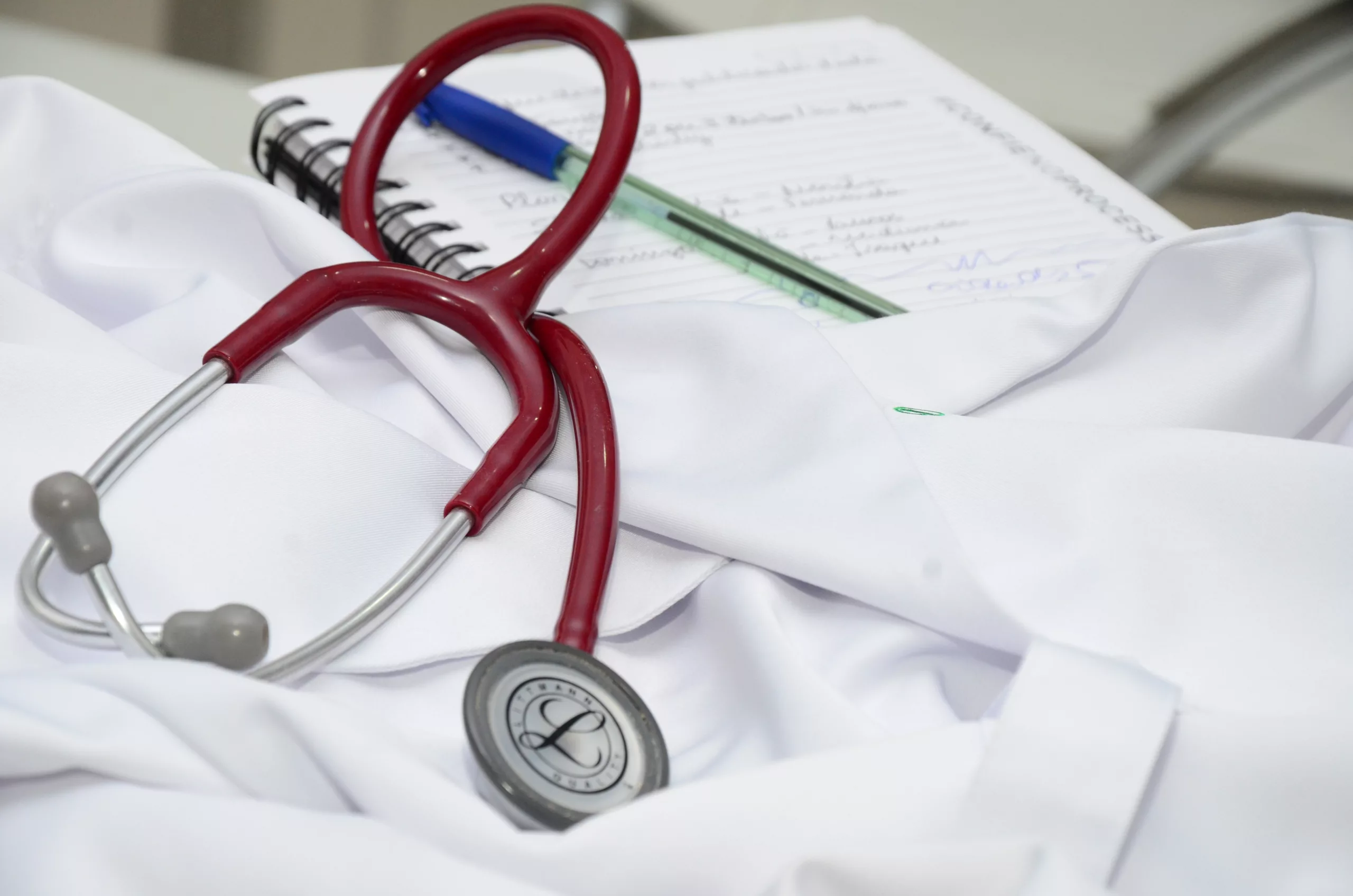Os médicos são contratados de uma empresa que presta serviços à Sesau (Foto: Nilzete Franco/FolhaBV)