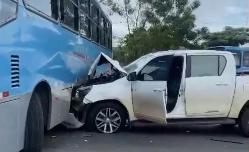 O incidente causou estragos materiais em toda a parte frontal da caminhonete