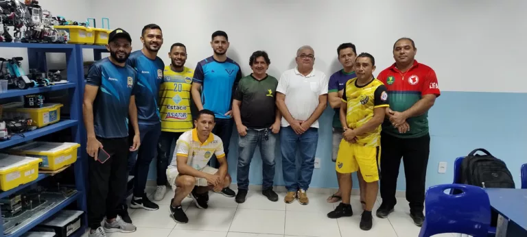 Dirigentes de equipes do Sub-20 e presidente da FRF posam para foto na sede da entidade. Crédito: divulgação/FRFS