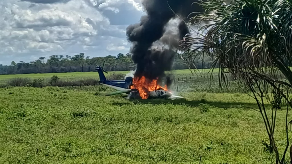 Um helicóptero foi localizado na região do Apiaú, em Mucajaí, e inutilizado em operação no último final de semana. (Foto: Divulgação/PRF)