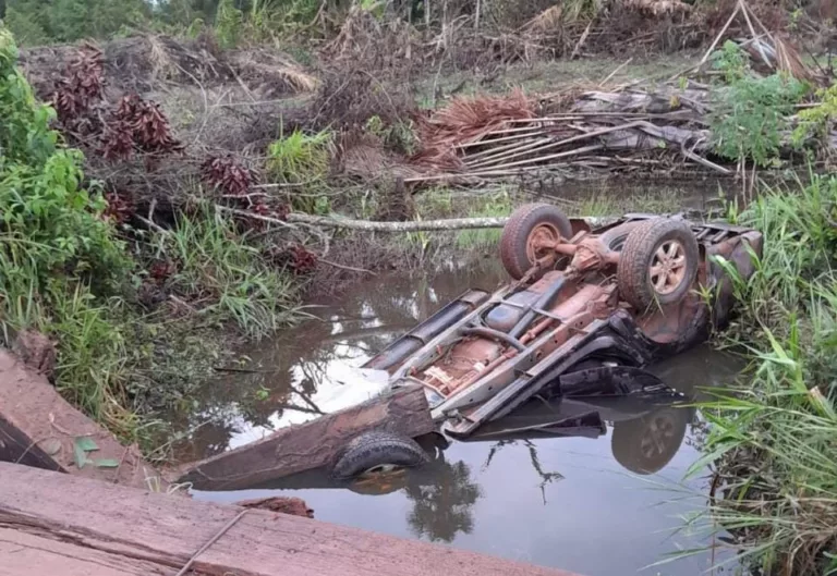 Carro capotado após um acidente no Cantá (Foto: Divulgação) 