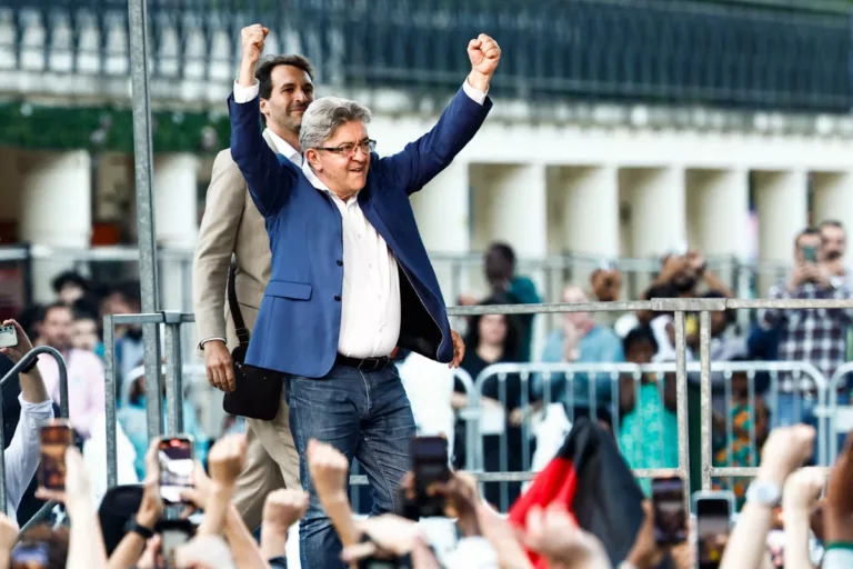 Jean-Luc Mélenchon, que enxcabeça a coalizão vencedora, comemora resultado do pleito — Foto: Reprodução/Internet