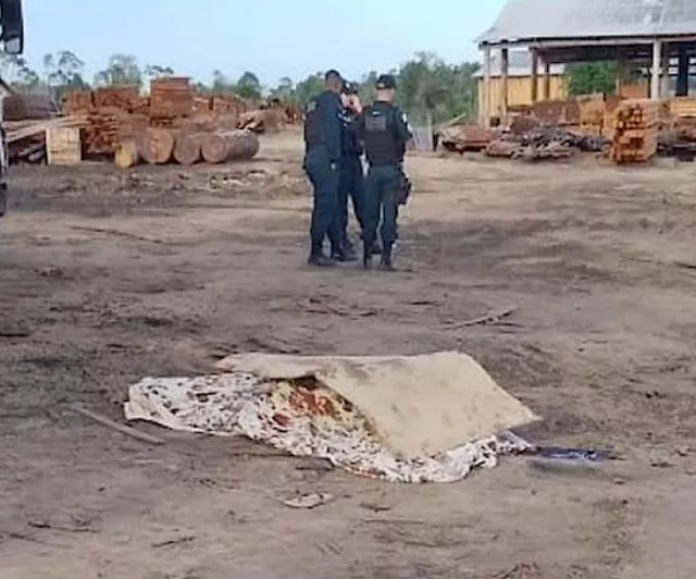 A polícia militar informou que ao chegar no local, encontrou o serralheiro no chão coberto com um lençol. (Foto: Divulgação)