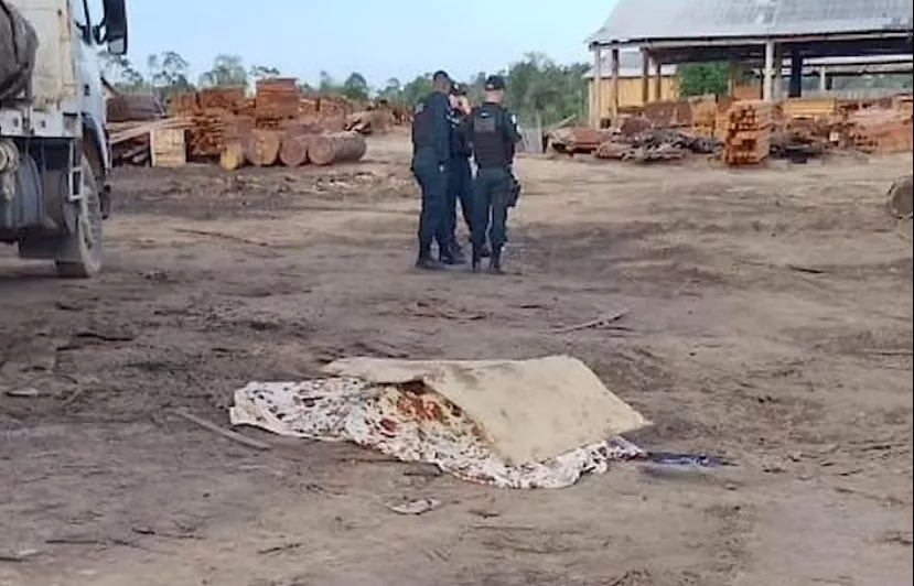 A polícia militar informou que ao chegar no local, encontrou o serralheiro no chão coberto com um lençol. (Foto: Divulgação)