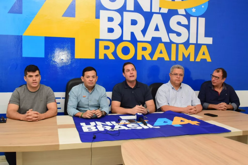 Da esq. à dir., o major Emmanuel Novaes, o presidente estadual do Novo, Ozéas Colares, o presidente estadual do União Brasil, Nicoletti, o médico Frutuoso Lins e o pré-candidato a prefeito de Amajari, o médico Pedro Sarmet Salomão (Foto: Nilzete Franco/FolhaBV)