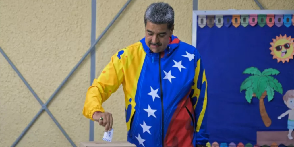 Maduro votou em Caracas na manhã deste domingo (28). Imagem: Juan Barreto/AFP. 
