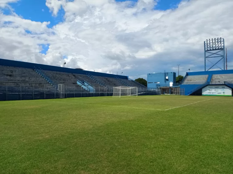 Gramado do estádio da Colina pronto para receber duelo entre amazonenses e roraimenses. Crédito: João Paulo Oliveira/São Raimundo