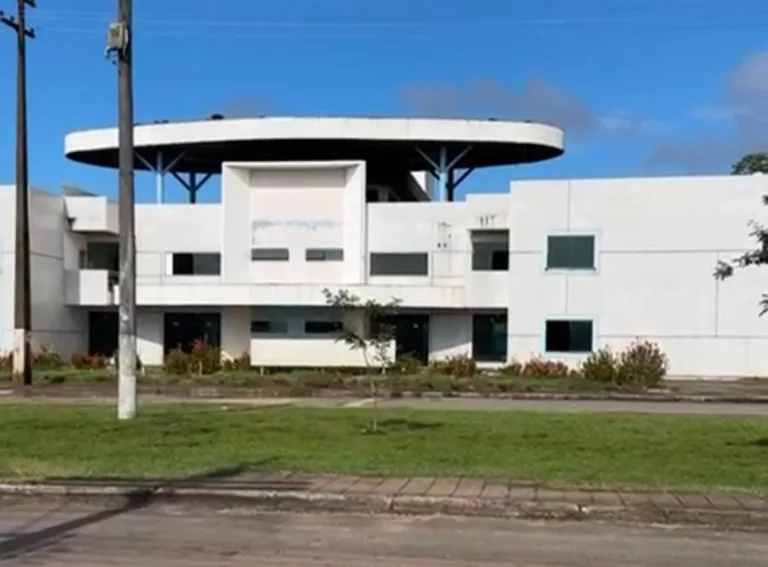 O prédio está localizado na Avenida Senador Hélio Campos, em Caracaraí (Foto: Arquivo pessoal)