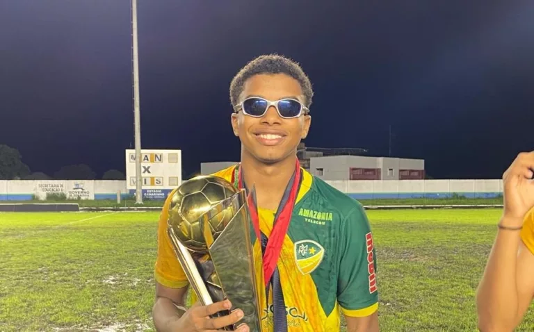 Campeão e autor de gol na final, zagueiro Matheus Baú posa com a foto do Roraiminha Sub-17. Crédito: divulgação