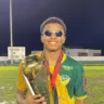 Campeão e autor de gol na final, zagueiro Matheus Baú posa com a foto do Roraiminha Sub-17. Crédito: divulgação