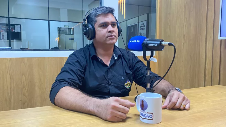 O presidente do Detran, Gueres Mesquita, no podcast Papo de Redação, do grupo Folha (Foto: FolhaBV)