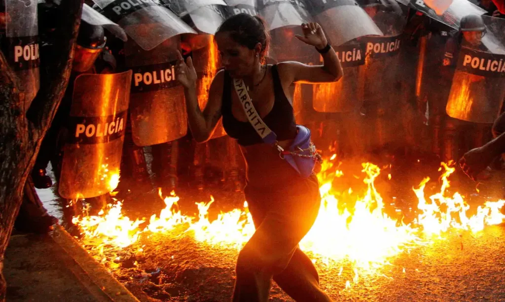 Venezuelanos têm ido às ruas para protestar desde o dia em que aconteceu a eleição (Foto: Reuters/Samir Aponte)