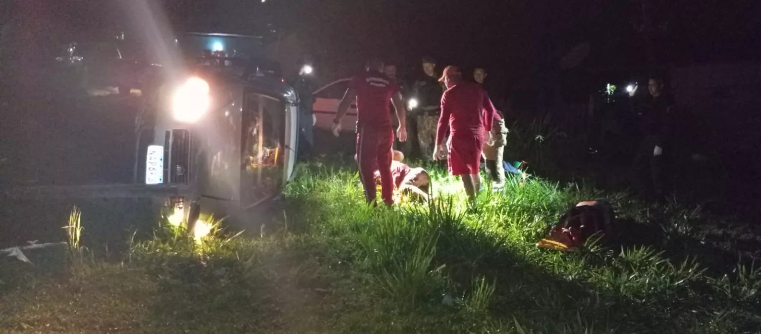 Após o capotamento, ambos os suspeitos tiveram ferimentos e foram encaminhaos à um posto de saúde para atendimento médico (Foto: Divlgação/Polícia Militar)