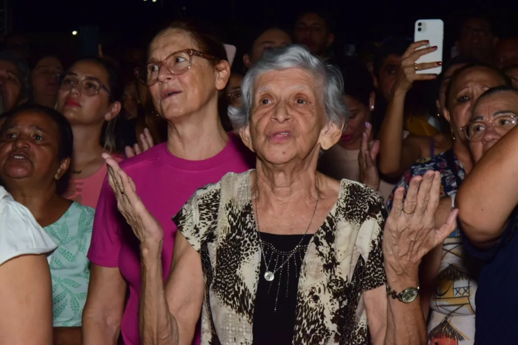 Católicos aproveitaram show do religioso padre Fábio de Melo. (Foto: Nilzete Franco/FolhaBV)