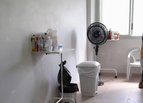 Para contornar o calor, pacientes utilizam os próprios ventiladores (Foto: Arquivo pessoal)