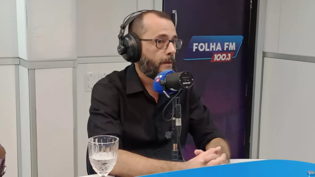 Candidato à prefeitura de Boa Vista, Lincoln Freire, em entrevista ao Agenda da Semana. (Foto: Folha FM).