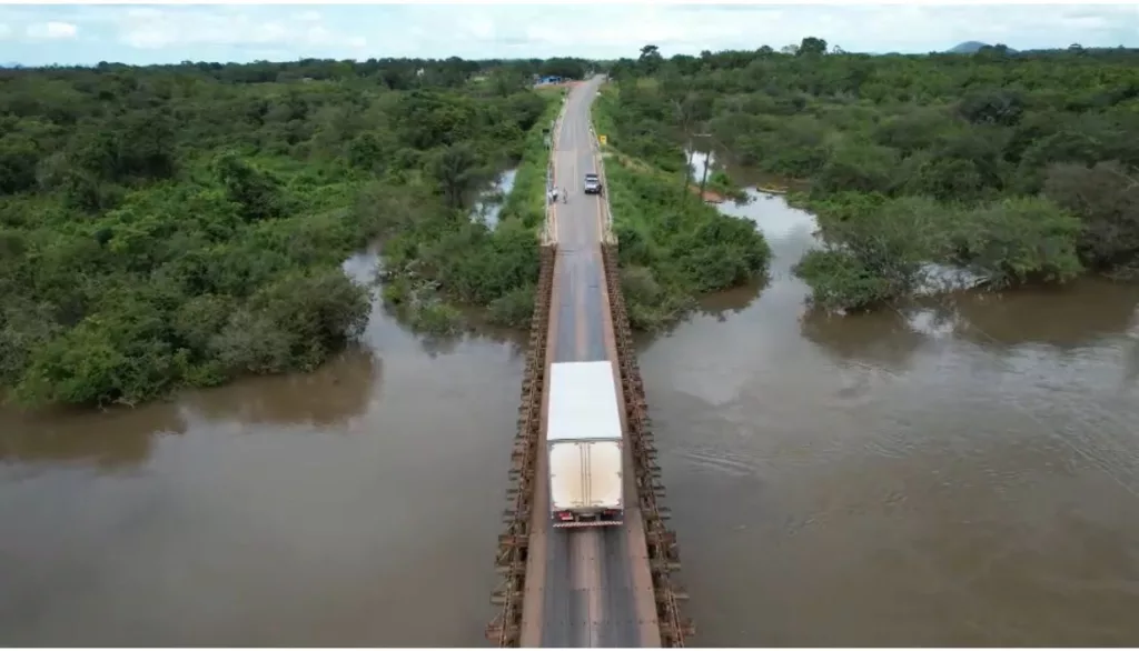 Ponte sobre o rio Cachorro fica no quilômetro 165 da BR-432 (Foto: Reprodução)