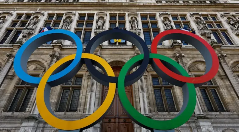 Anéis olímpicos em fachada de hotel em Paris — Foto: Gonzalo Fuentes