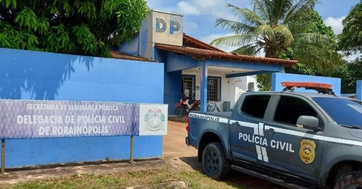 Segundo o MPRR,, o delegado usava método ilícito para se recusar a dar continuidade às investigações de crimes, descumprindo sua função e, ainda, constrangia e incentivava as vítimas a não procurarem mais a delegacia de polícia Segundo o MPRR,, o delegado usava método ilícito para se recusar a dar continuidade às investigações de crimes, descumprindo sua função e, ainda, constrangia e incentivava as vítimas a não procurarem mais a delegacia de polícia