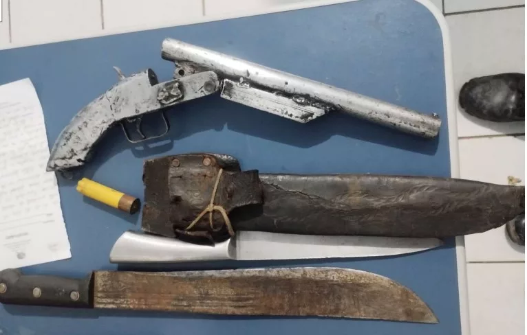 Com o infrator, foram apreendidas duas armas brancas e uma arma de fogo (Foto: Divulgação)