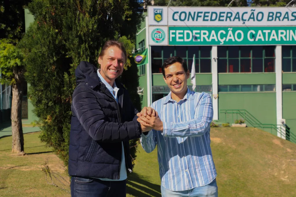 Os presidentes da CBT, Rafael Westrupp, e da FRRTBT, Gabriel Dias, em Florianópolis (Foto: Eduardo Garcia/CBT)