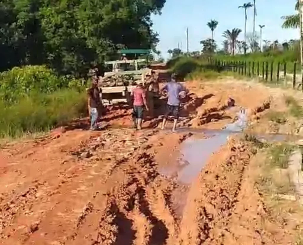 Conforme um dos moradores, a estrada estava "intransitável" (Foto: Arquivo pessoal)