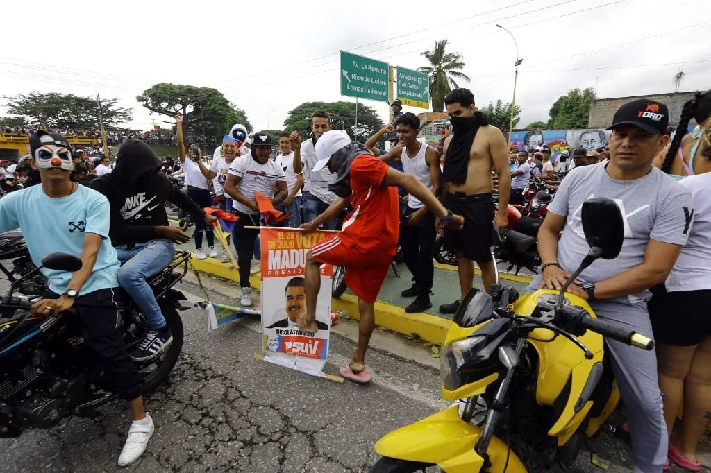 Manifestantes durante protesto (Foto: Juan Carlos Hernandez/AFP)