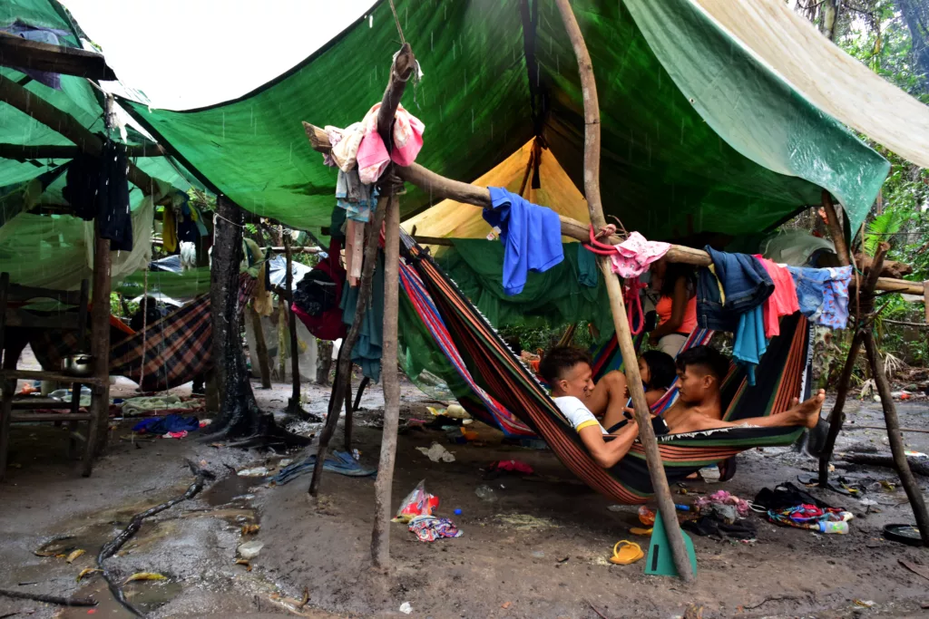 Os indígenas Sanoma, são da comunidade Olomay, na região de Awaris, no Território Yanomami (Foto: Nilzete Franco/FolhaBV)