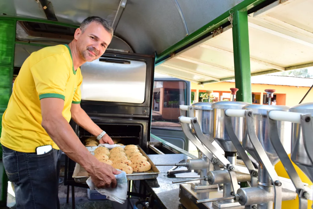 Empreendedor transforma ônibus em lanchonete e aposta em receita familiar