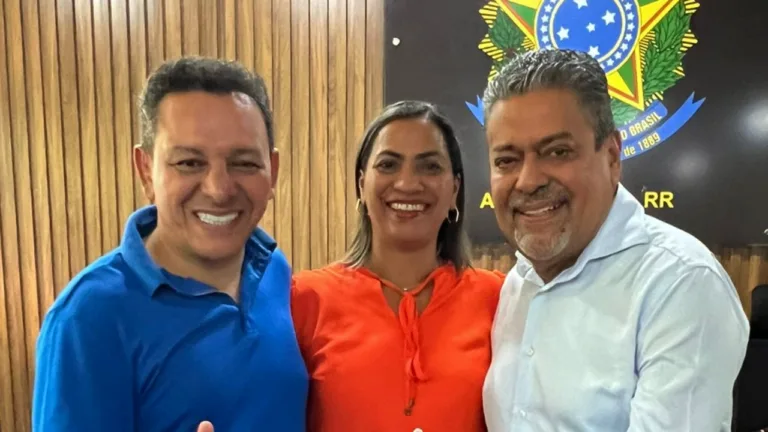 Os candidatos Ottaci Nascimento (prefeito) e Sônia do Mazinho (vice-prefeita) com o senador Dr. Hiran, na Câmara Municipal de Alto Alegre (Foto: Divulgação)