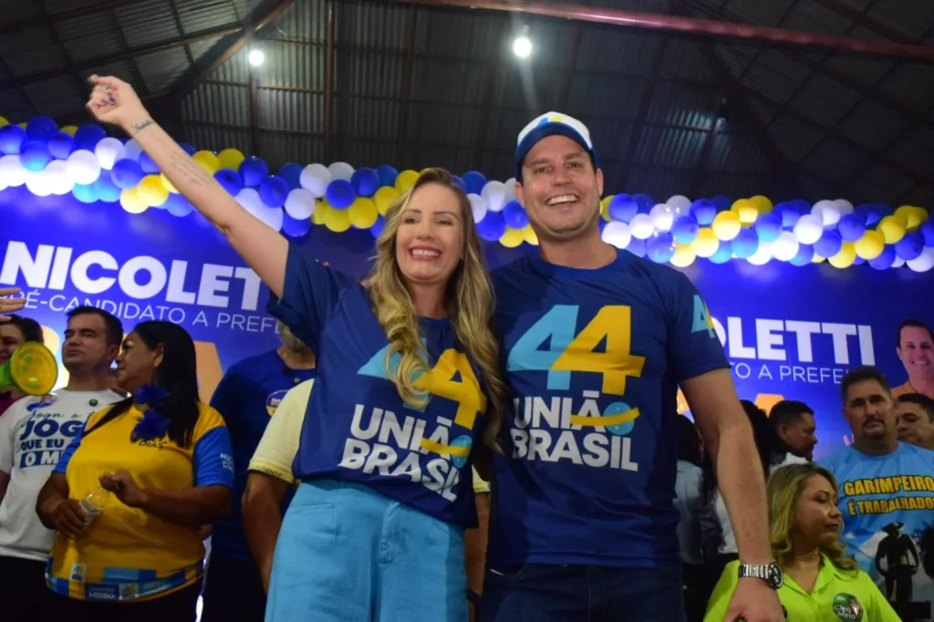 O candidato a prefeito Nicoletti ao lado da irmã candidata a vereadora Andréia Nicoletti em convenção do União Brasil (Foto: Nilzete Franco/FolhaBV)