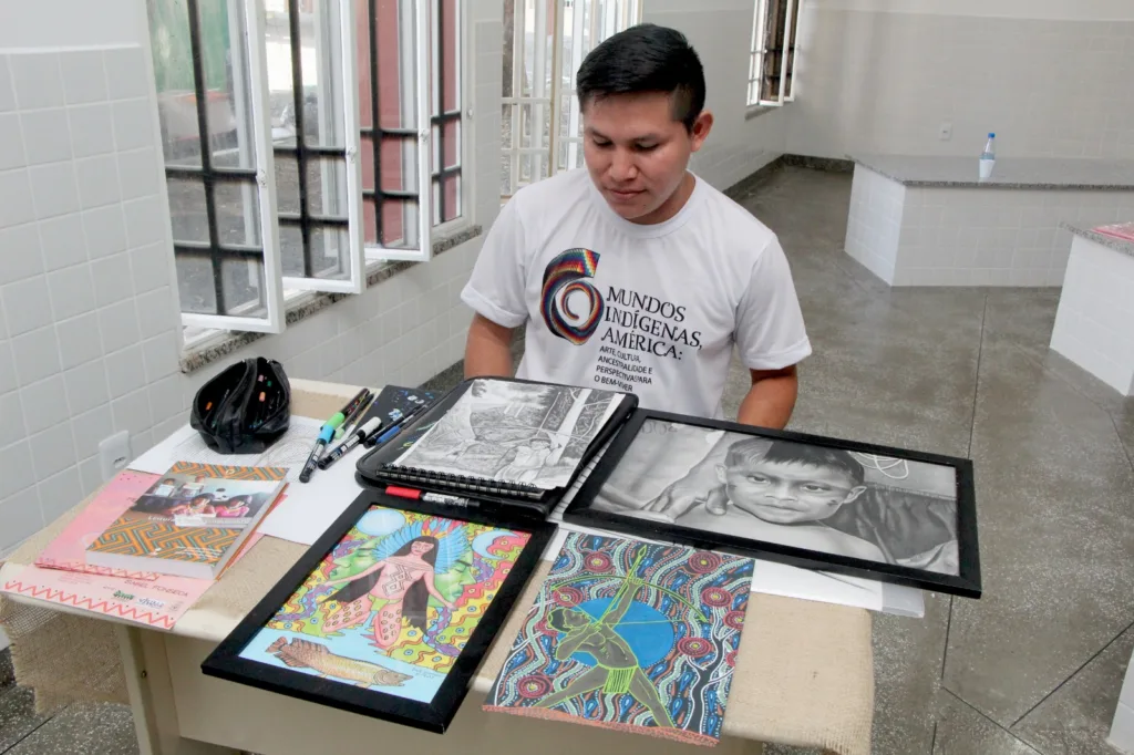 A mostra presta uma homenagem ao povo Yanomami, explorando o universo da fotografia e do desenho realista. (Foto: Wenderson Cabral/FolhaBV)