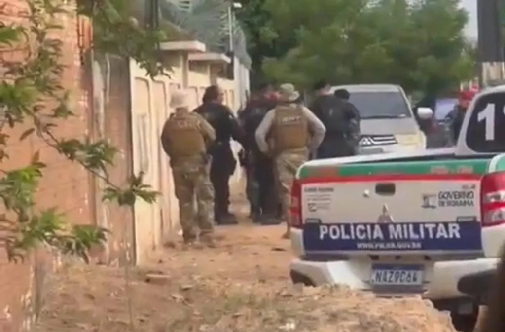 Policiais na residência do tenente (Foto: Reprodução) 