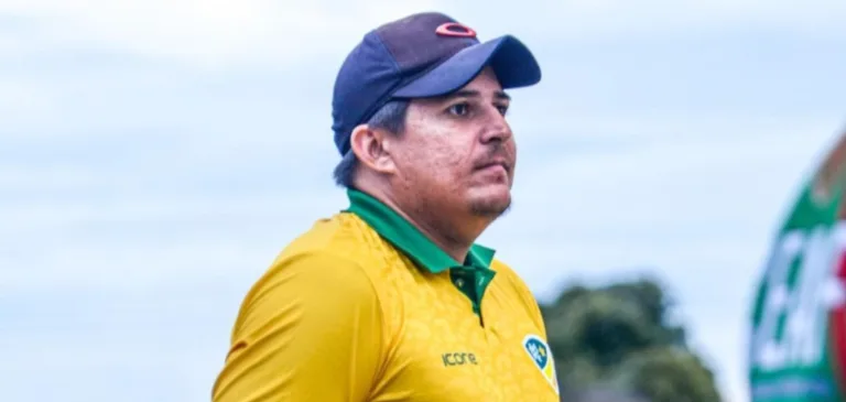 Técnico Cadu Castilho na beira do gramado, na vitória do Monte, no Roraiminha Sub-20. Crédito: Benisson Santana/ @bs_oficialrr