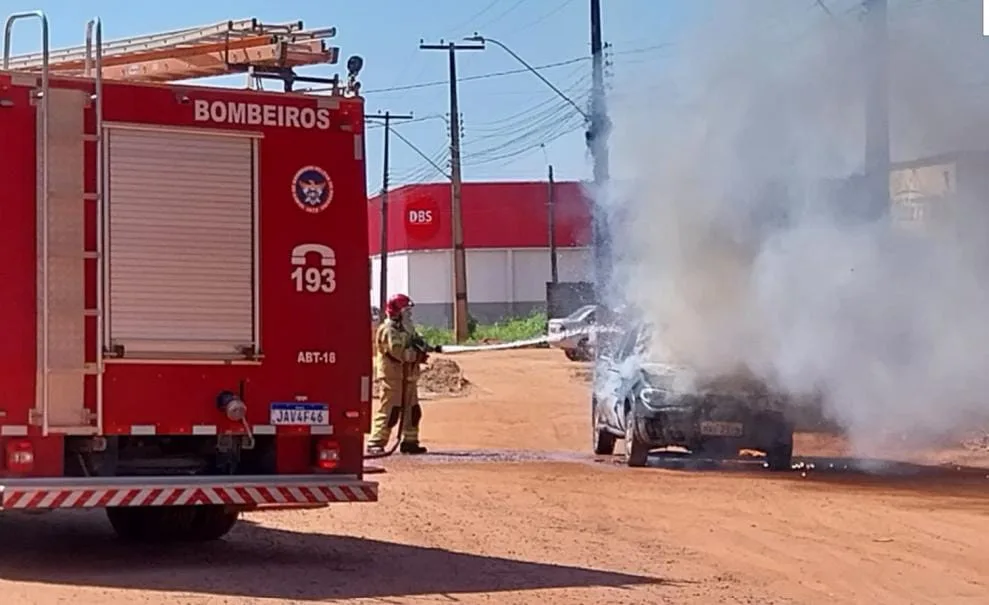 Momento em que os bombeiros apagam as chamas (Foto: Divulgação) 