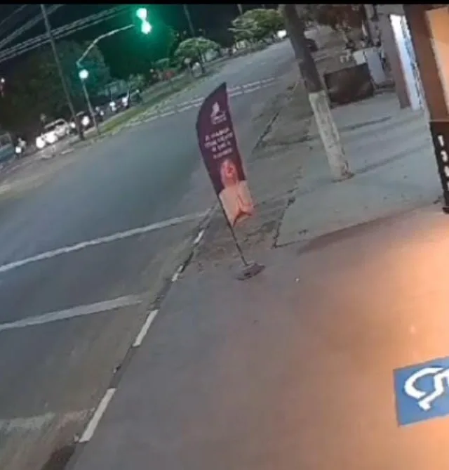 Momento em que a jovem atravessa a avenida (Foto: Reprodução) 