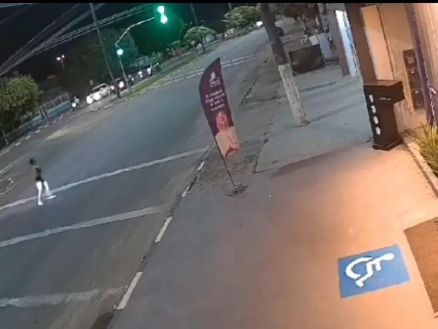 Momento em que a jovem atravessa a avenida (Foto: Reprodução) 