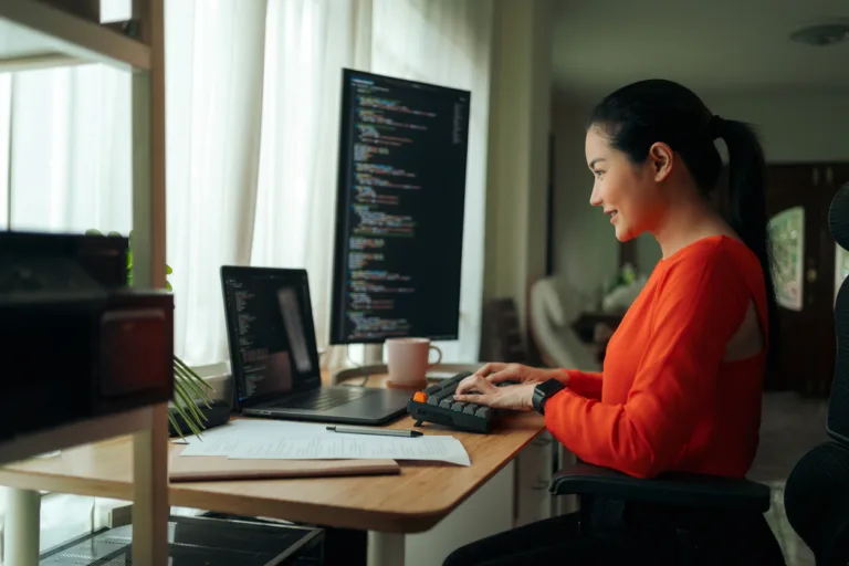 mulher programando de casa computação