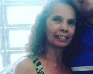 Maria estava com um vestido azul e uma bolsa barrom (Foto: Arquivo pessoal)