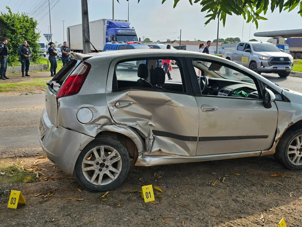 Punta prata foi atingido por uma caminhonete preta. (Foto: Fernanda Vasconcelos/FolhaBV)