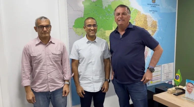 O ex-presidente Jair Bolsonaro ao lado dos candidatos Arthur Henrique (prefeito) e Marcelo Zeitoune (vice-prefeito) (Foto: Divulgação)