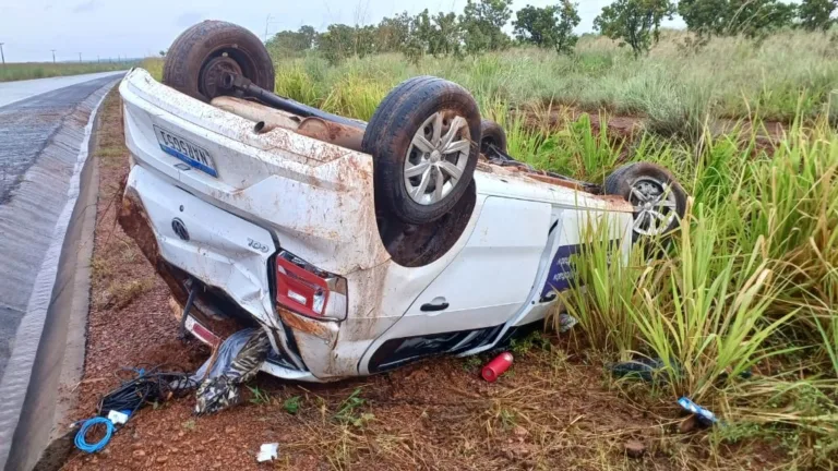 Carro da FolhaBV capotou na rodovia BR-401 (Foto: Folha FM)