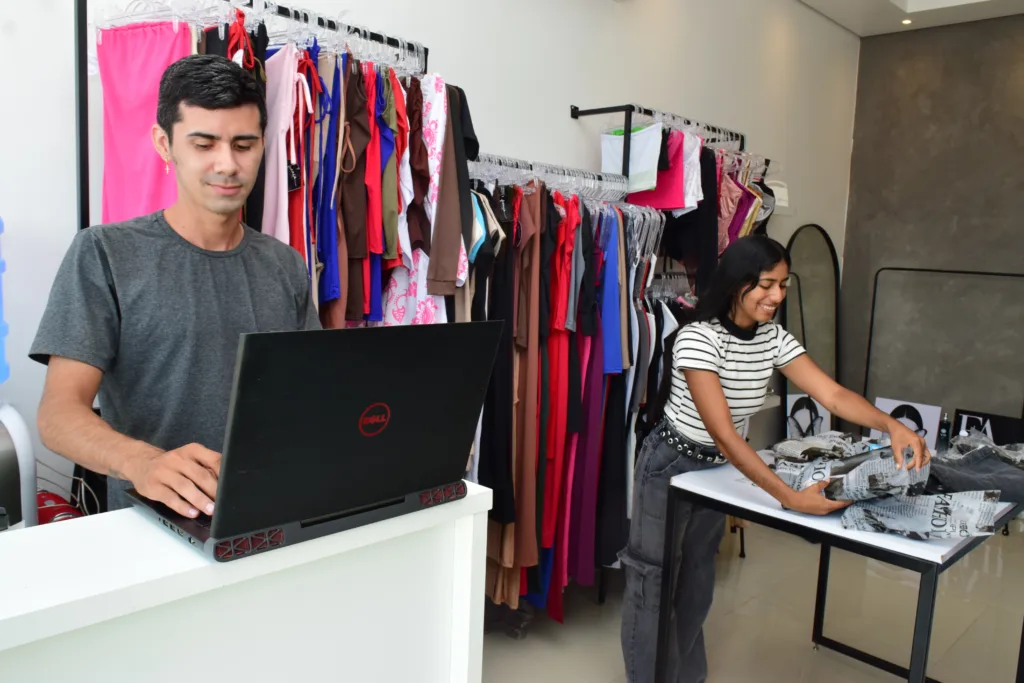 Segundo Waléria França, proprietária da França Store Moda Gringa, o aumento nas vendas em sua loja foi inesperado comparado aos anos anteriores. (Foto: Nilzete Franco/FolhaBV)