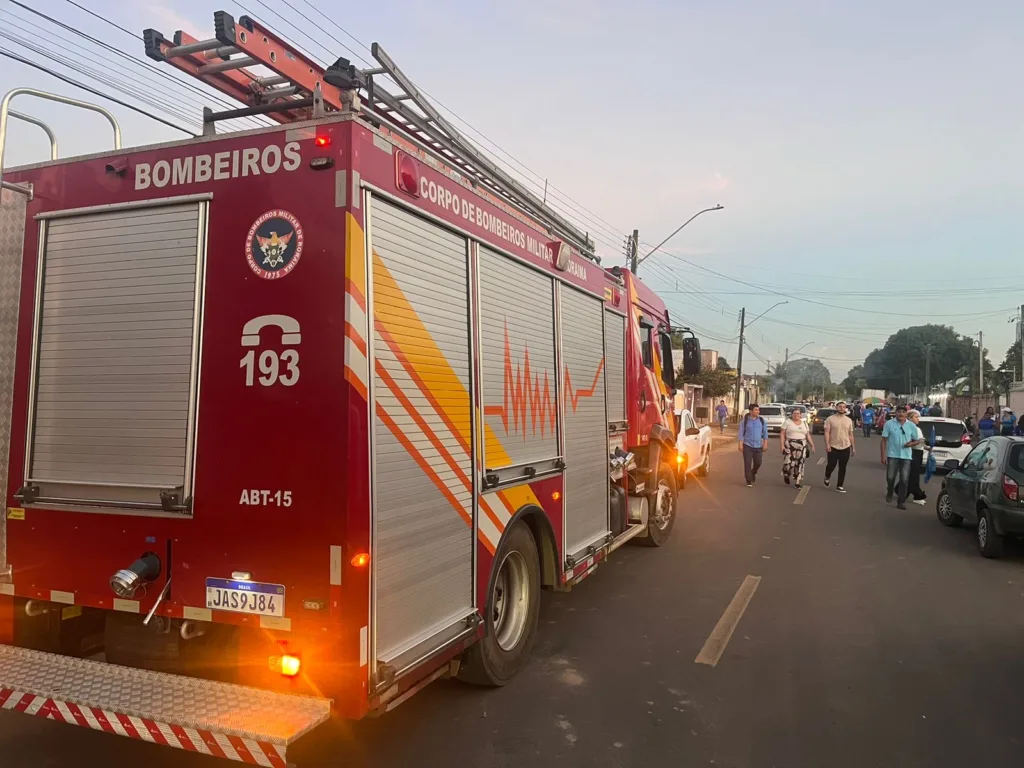 Caminhão do Corpo de Bombeiros foi deslocado para combater o ataque de abelhas na convenção municipal do Progressistas, em Boa Vista (Foto: Nilzete Franco/FolhaBV)