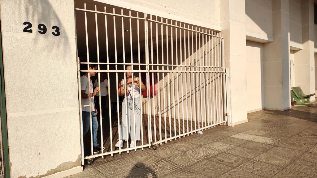 Os portões fechram pontualmente às 7h30 (Foto: Marília Mesquita)