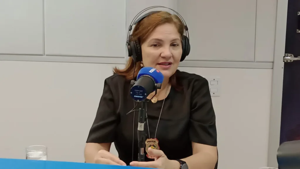 A delegada Verlania Assis durante entrevista ao programa Agenda da Semana, da Folha FM (Foto: Folha FM)