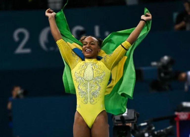 Com essa conquista, Rebeca Andrade se torna a mulher brasileira com mais medalhas na história olímpica, somando quatro no total. (Foto: Divulgação)